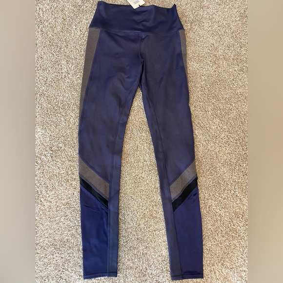 ALO Yoga Elevate Leggings - Picture 1 of 7